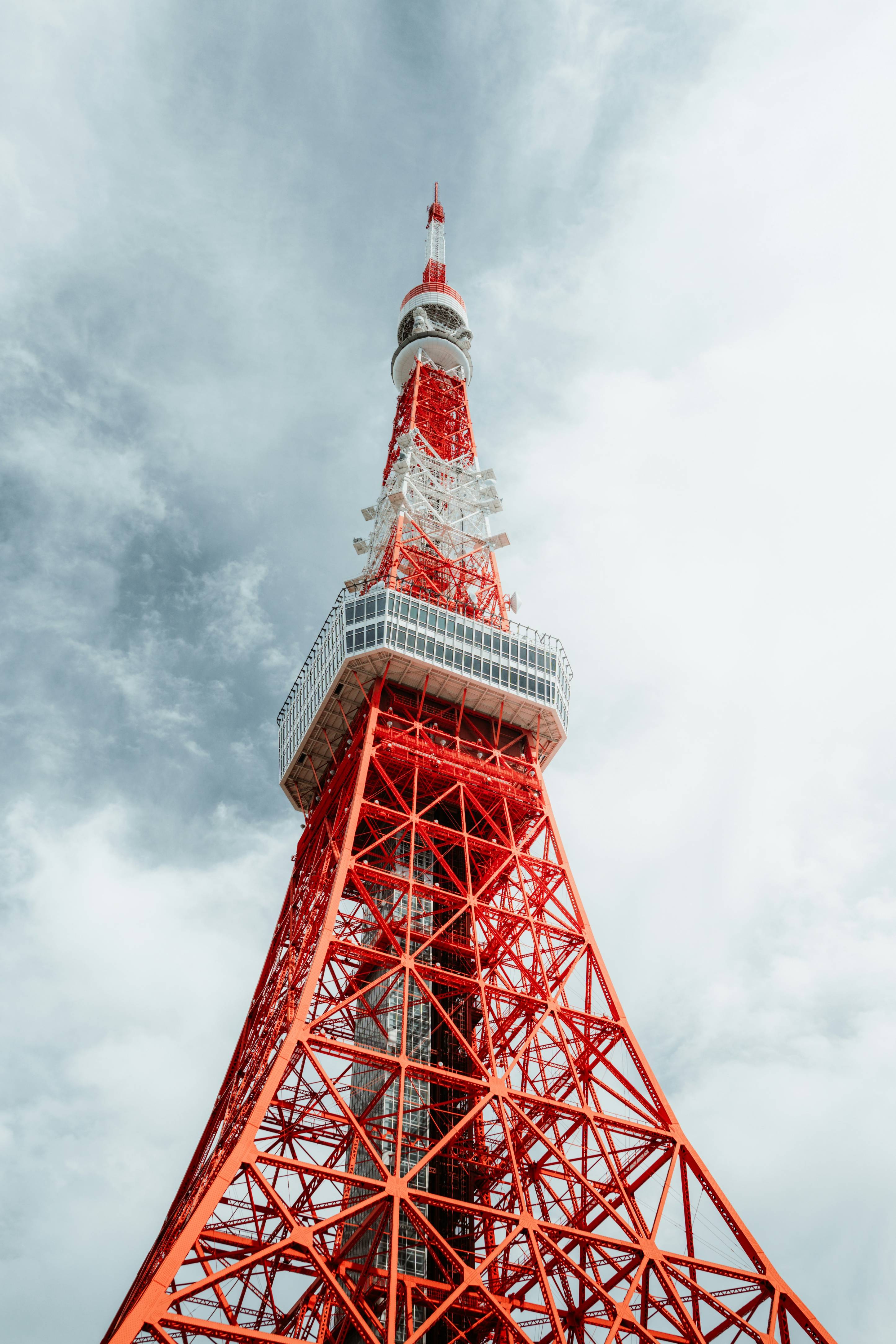 ein sehr hoher roter Turm mit einem Himmel im Hintergrund